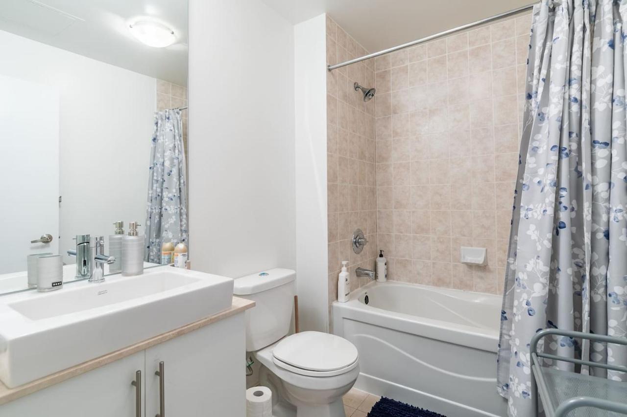 Gorgeous 1br W/parking Across The Scotiabank Arena