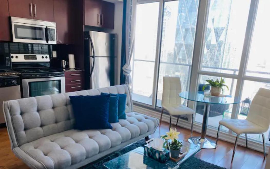 Apartment Gorgeous 1br W/parking Across The Scotiabank Arena