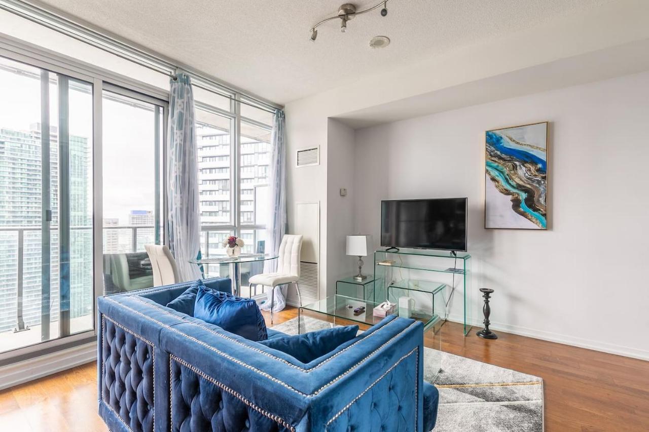 Gorgeous 1br W/parking Across The Scotiabank Arena Toronto