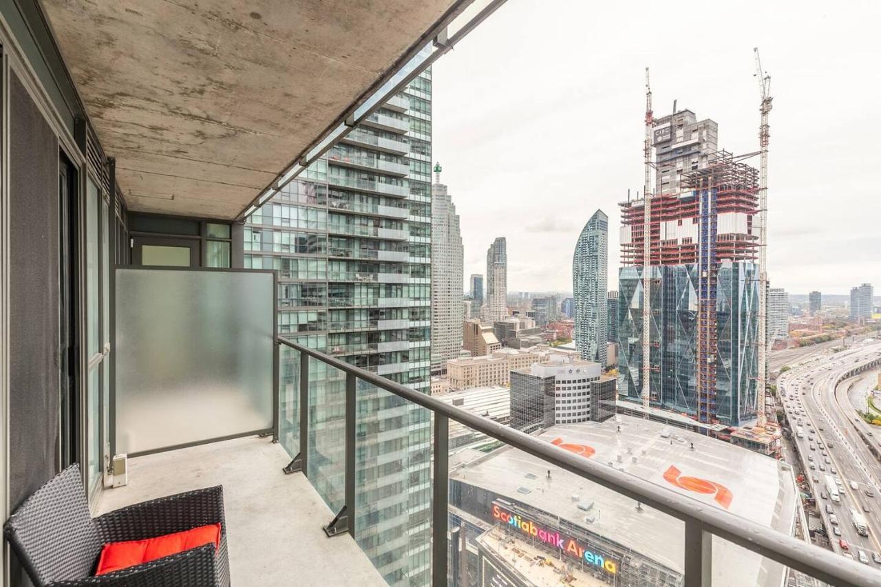 Gorgeous 1br W/parking Across The Scotiabank Arena Toronto