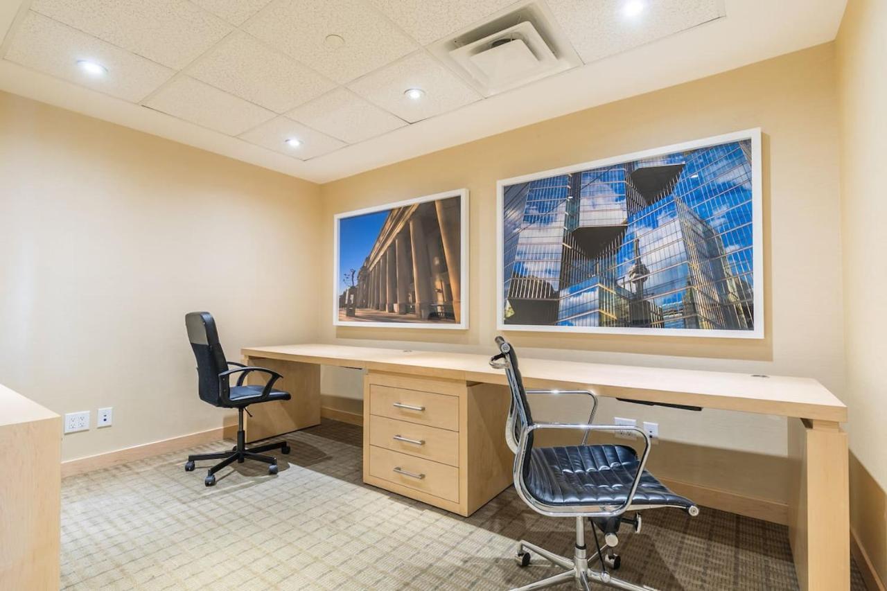 Apartment Gorgeous 1br W/parking Across The Scotiabank Arena *