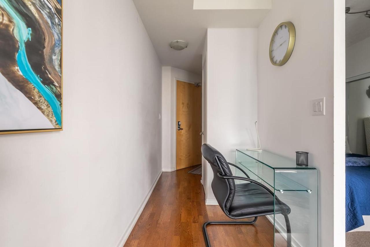 Apartment Gorgeous 1br W/parking Across The Scotiabank Arena Toronto