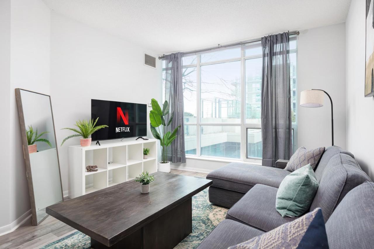 Modern & Spacious 2 Bed Across From Lakeshore! *