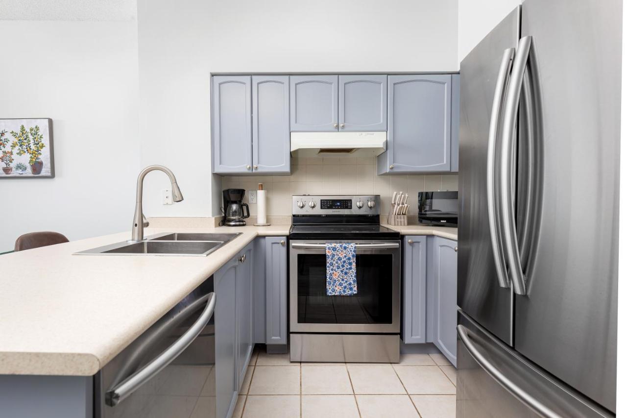 Modern & Spacious 2 Bed Across From Lakeshore! *