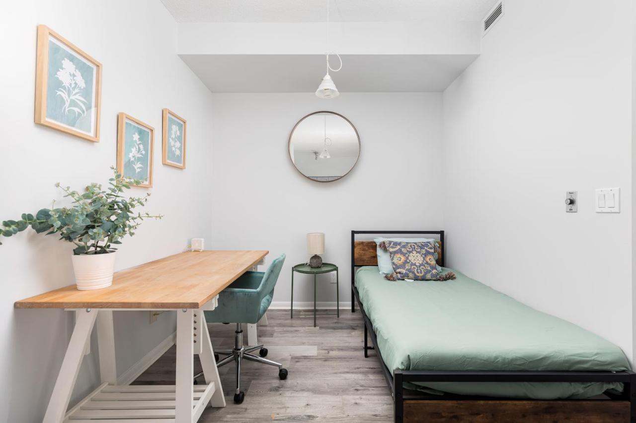 Modern & Spacious 2 Bed Across From Lakeshore! Apartment Toronto