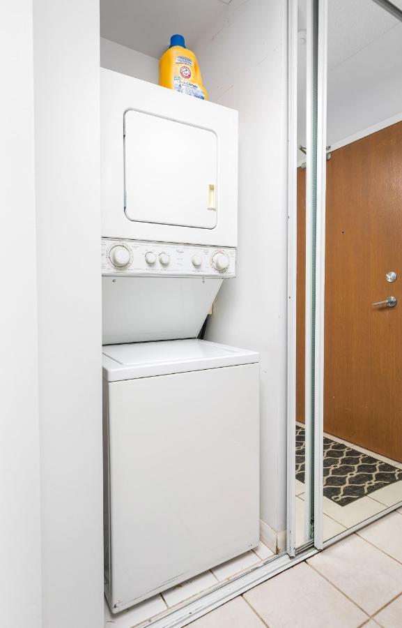 Modern & Spacious 2 Bed Across From Lakeshore! * Toronto
