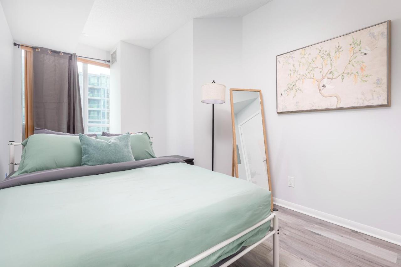 Apartment Modern & Spacious 2 Bed Across From Lakeshore! Toronto