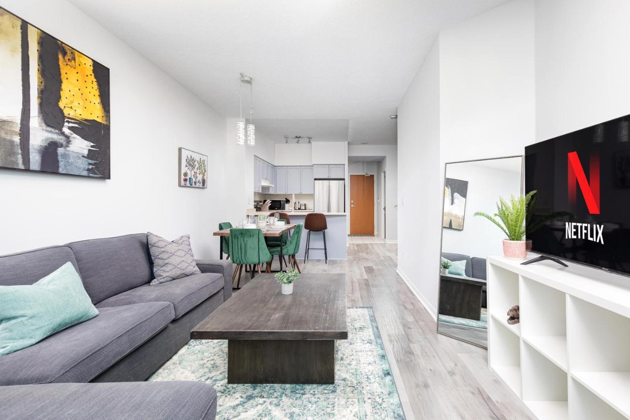 Modern & Spacious 2 Bed Across From Lakeshore! Apartment *