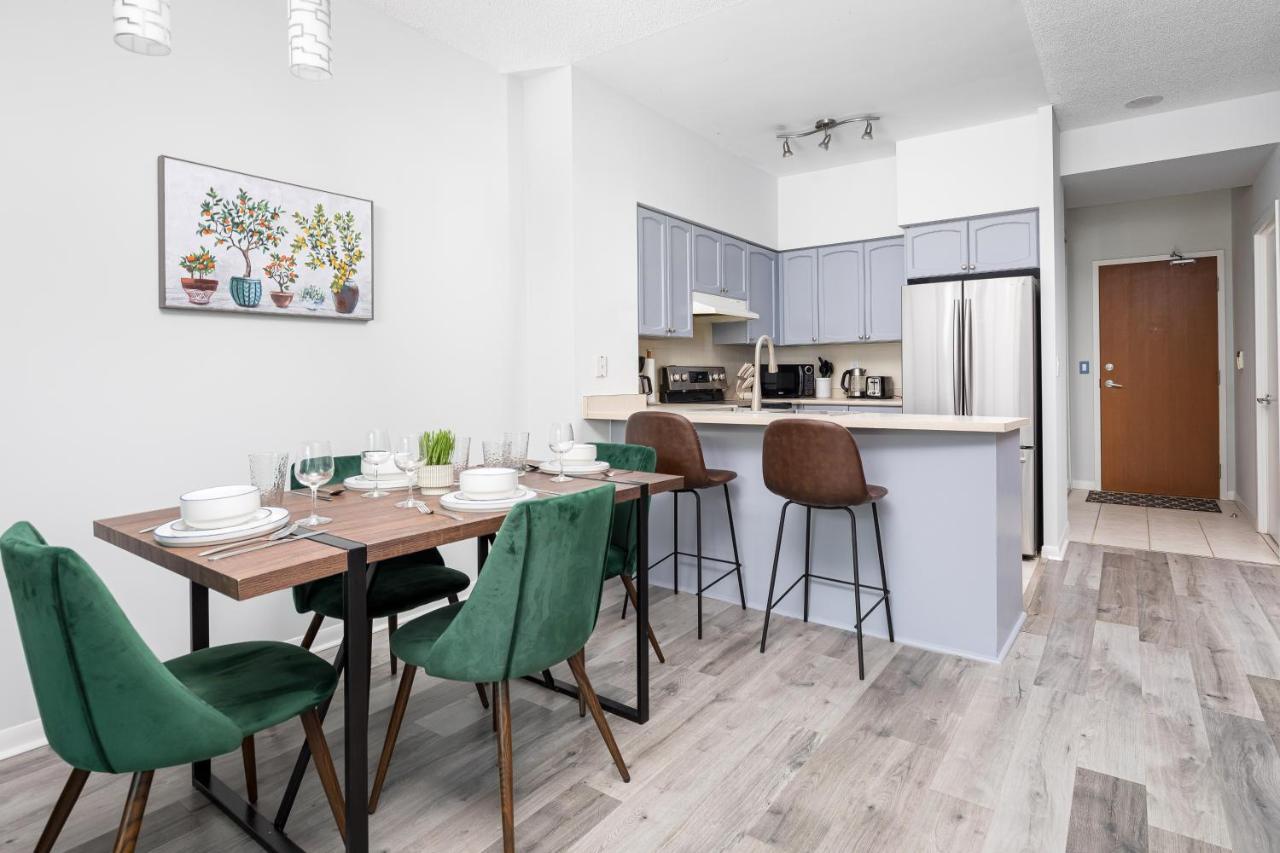 Apartment Modern & Spacious 2 Bed Across From Lakeshore! Toronto