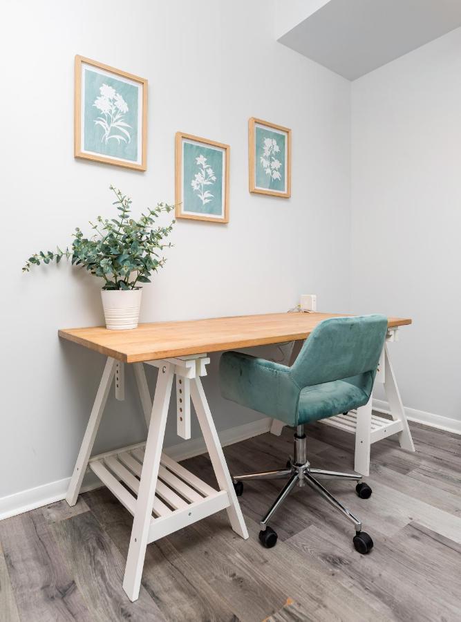 Modern & Spacious 2 Bed Across From Lakeshore! Apartment