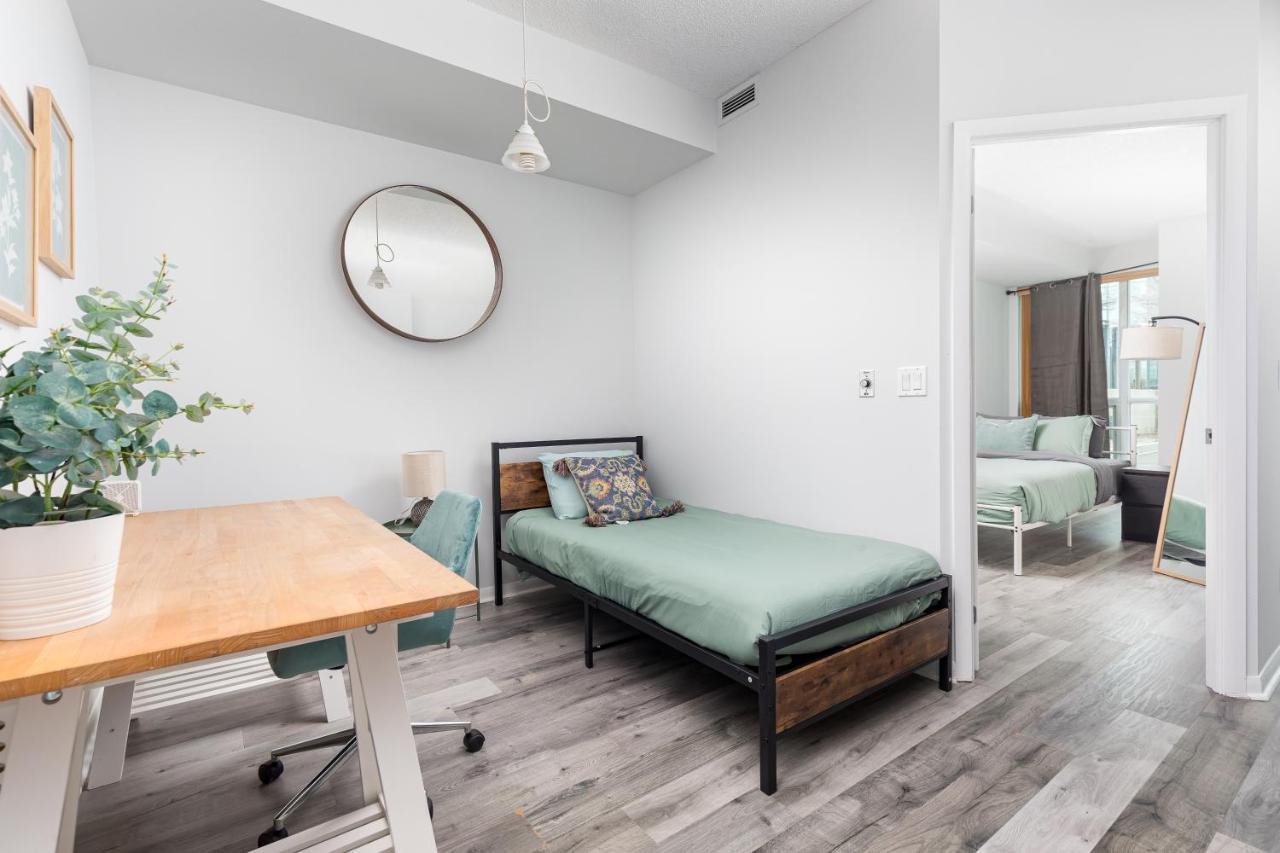 Apartment Modern & Spacious 2 Bed Across From Lakeshore! *