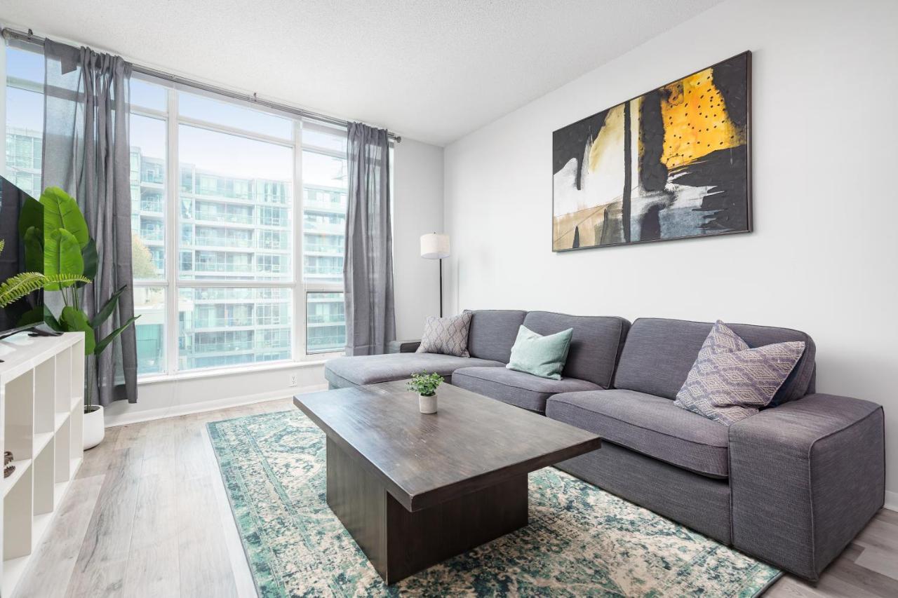 Apartment Modern & Spacious 2 Bed Across From Lakeshore! Toronto