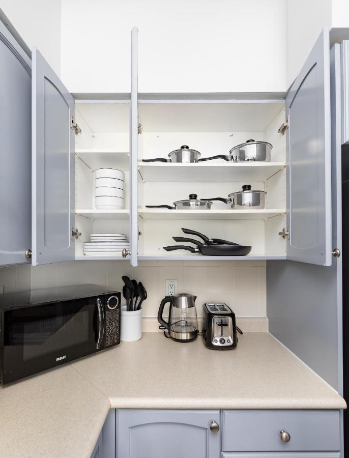 Modern & Spacious 2 Bed Across From Lakeshore! Apartment Toronto