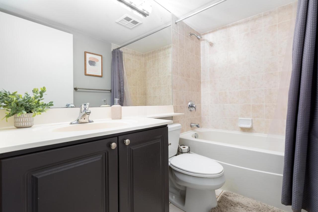 Modern & Spacious 2 Bed Across From Lakeshore! * Toronto