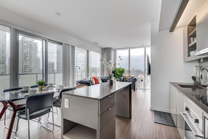 Luxury By Cn Tower