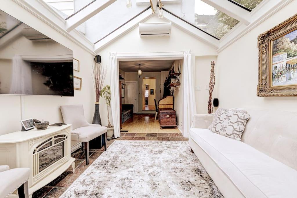 Unique In Queen West W Sunroom And Backyard! *
