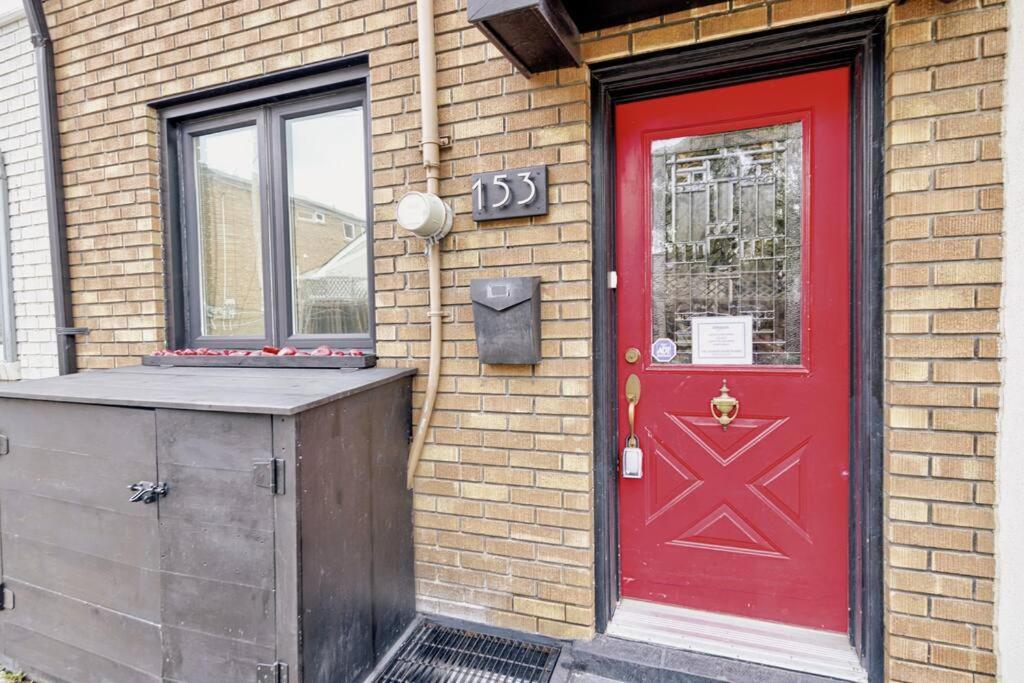 Unique In Queen West W Sunroom And Backyard!