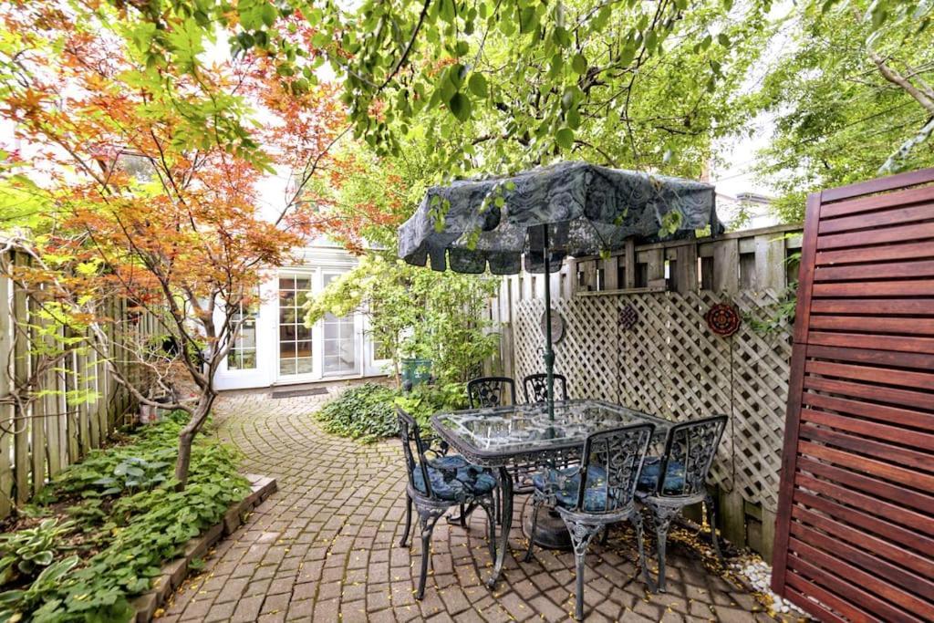 Unique In Queen West W Sunroom And Backyard! *