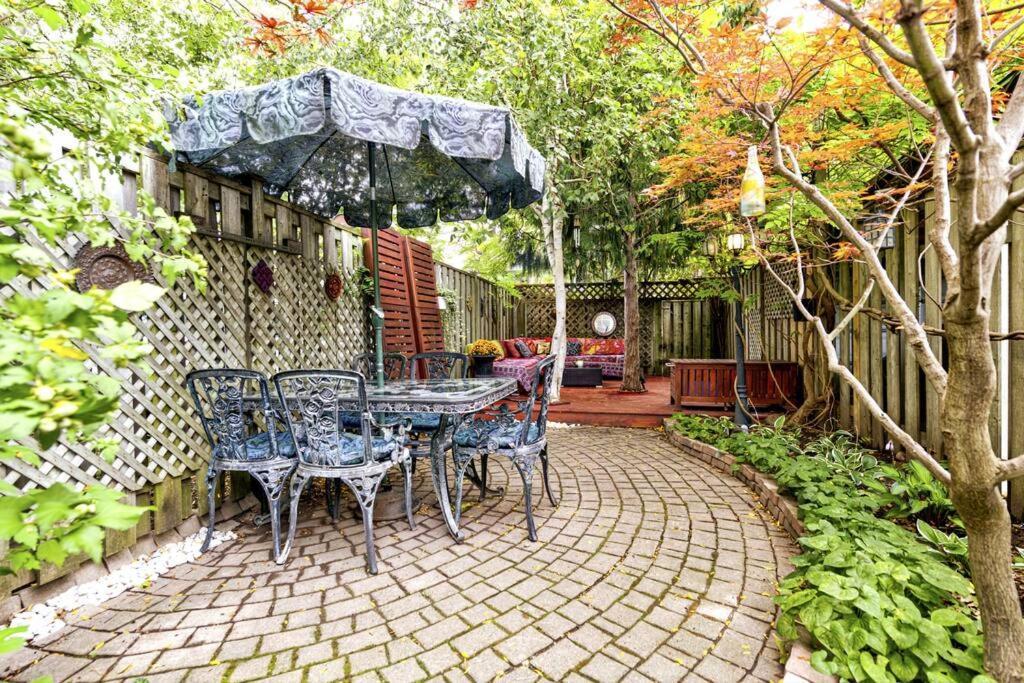 Apartment Unique In Queen West W Sunroom And Backyard! *
