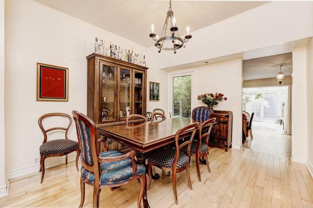 Unique In Queen West W Sunroom And Backyard! * Toronto