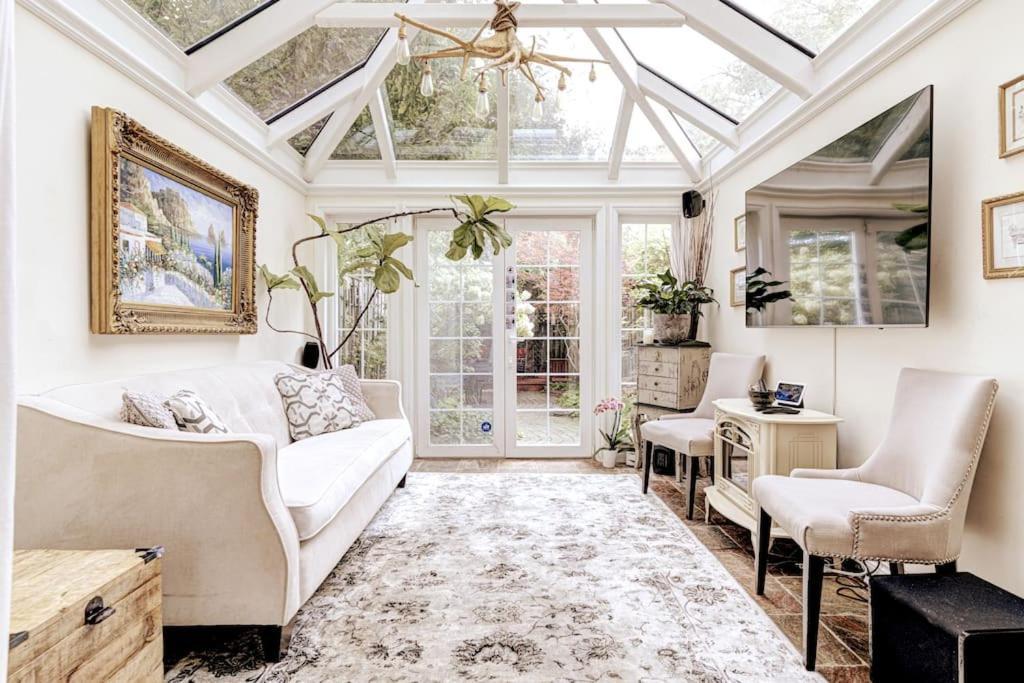 Unique In Queen West W Sunroom And Backyard! *