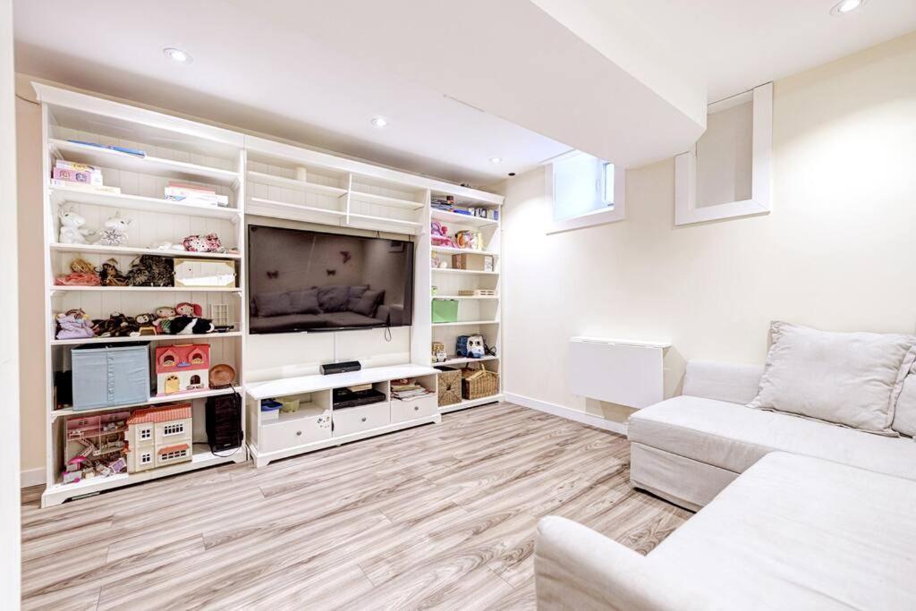 Unique In Queen West W Sunroom And Backyard! Apartment *