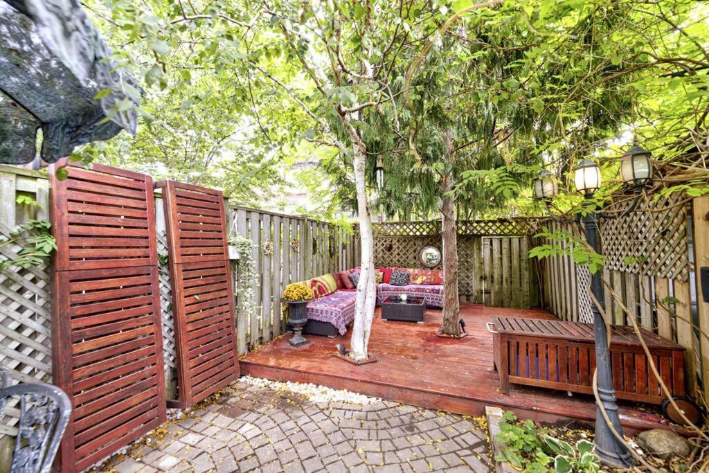 Unique In Queen West W Sunroom And Backyard! *