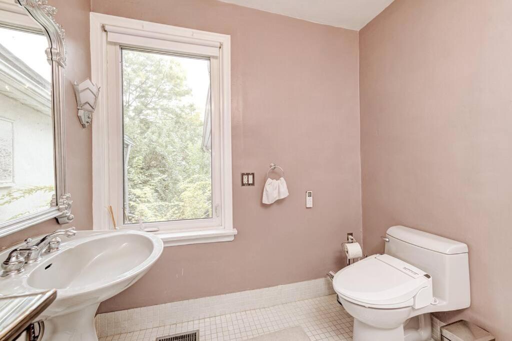 Unique In Queen West W Sunroom And Backyard! *