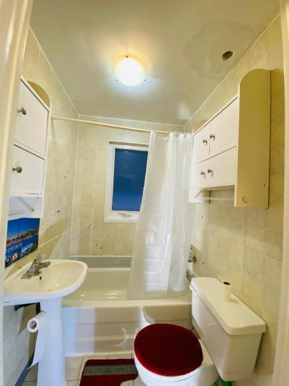 Guest house Relax V East York Space Share Canada