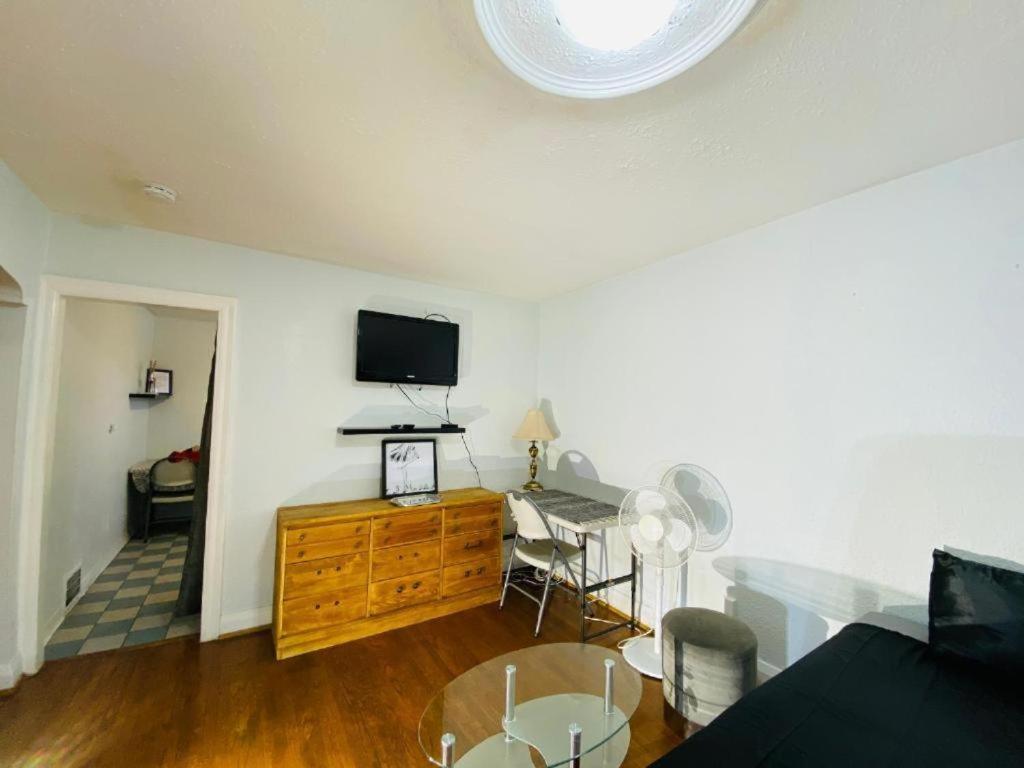 Relax V East York Space Share Canada Guest house *
