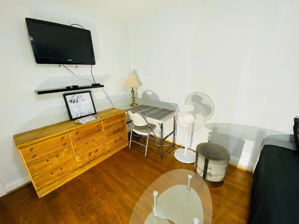 Guest house Relax V East York Space Share Canada