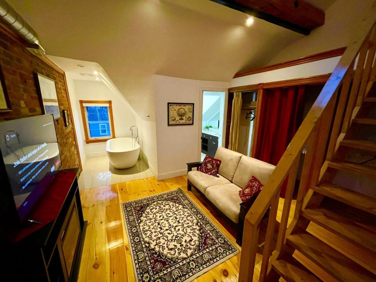 Charming Townhouse In Downtown, Guest house