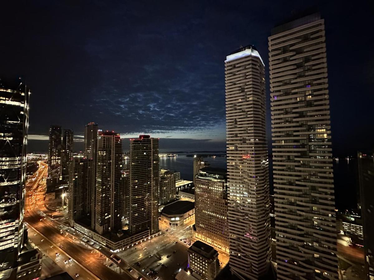 Luxury Downtown 2 Bedroom With And Views And Free Parking