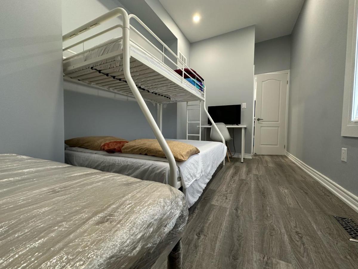 Apartment With Free Parking Toronto