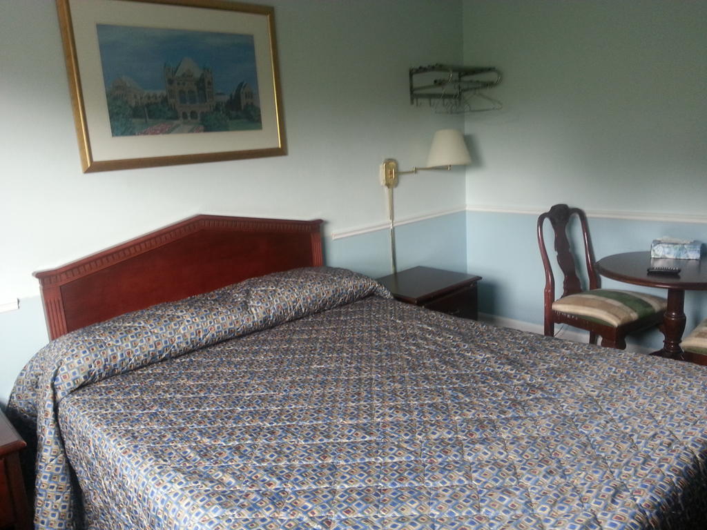 Queensway Motel Toronto