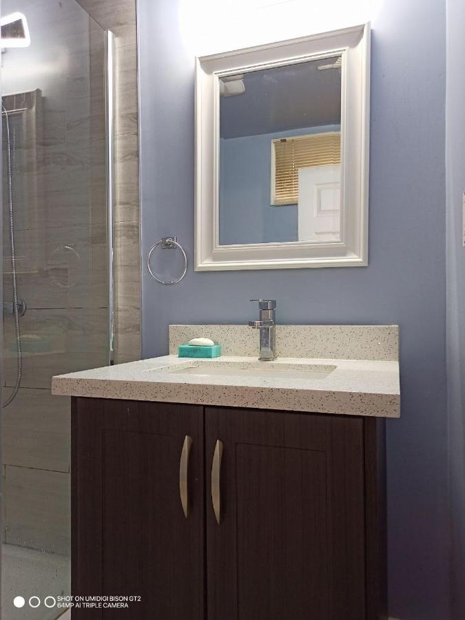 Guest house Stb - Cozy Nest - Double Bedroom With Private Washroom Toronto