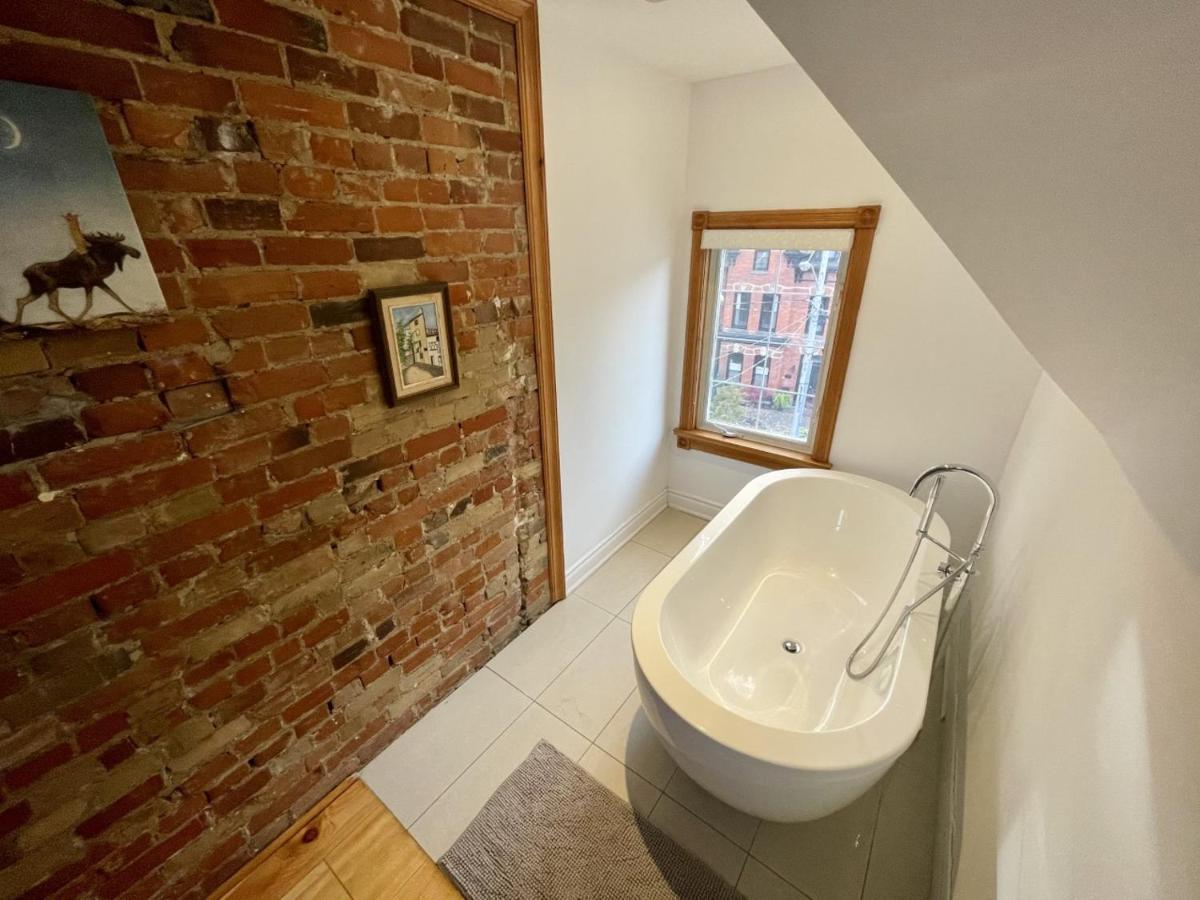 Guest house Charming Townhouse In Downtown,