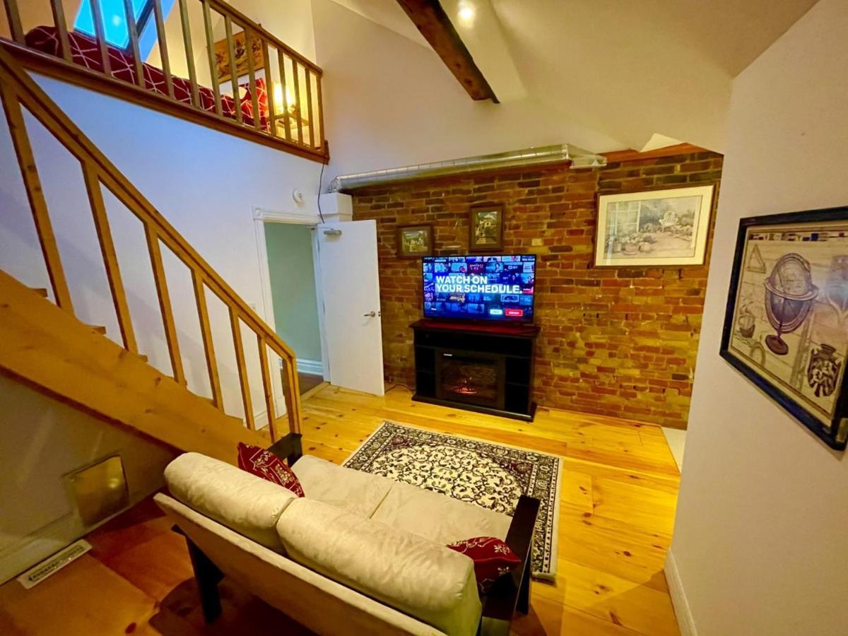 Charming Townhouse In Downtown, Guest house Toronto