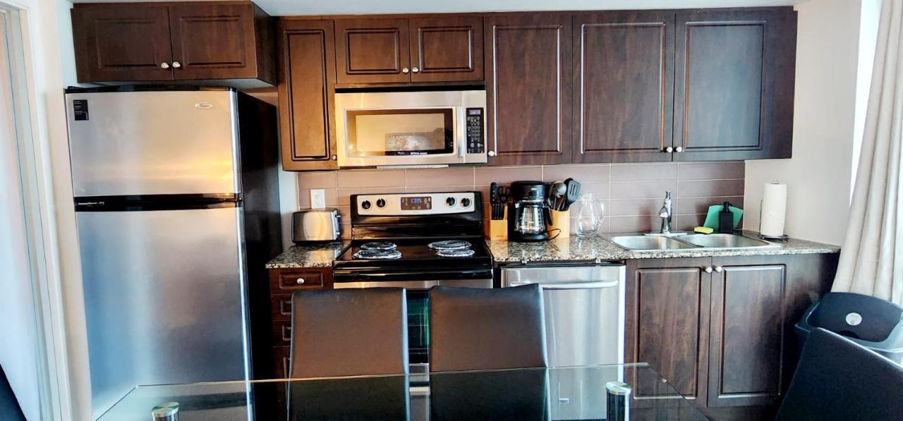 Lakefront Living Downtown - Free Parking, Gym, Indoor Pool Toronto