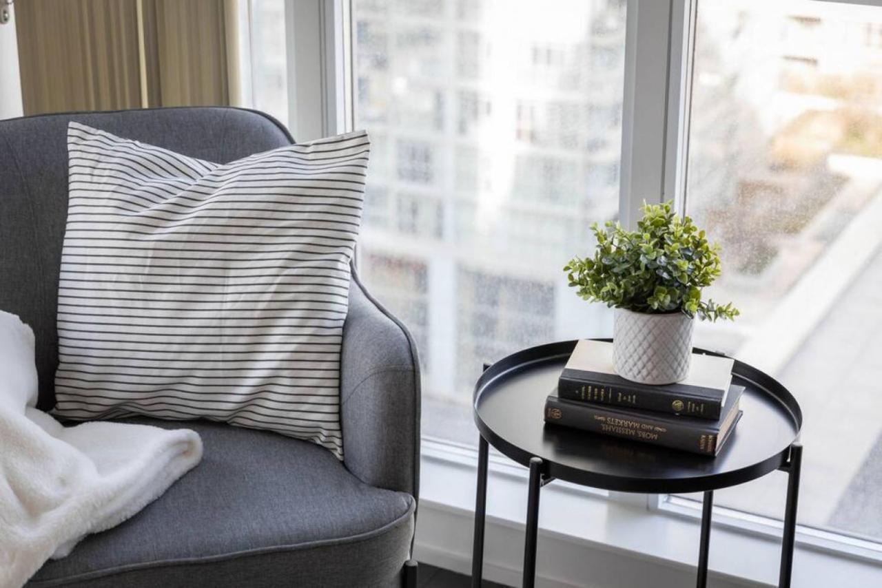 Work From With Parking Wifi And Cn Tower View * Toronto
