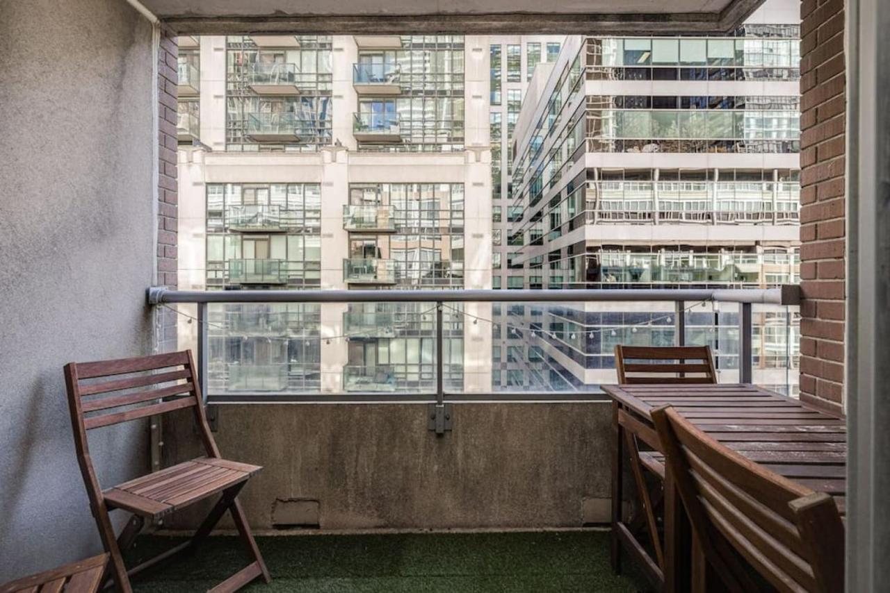 Urban With Highspeed Wifi Near Shopping Malls Holiday home Toronto