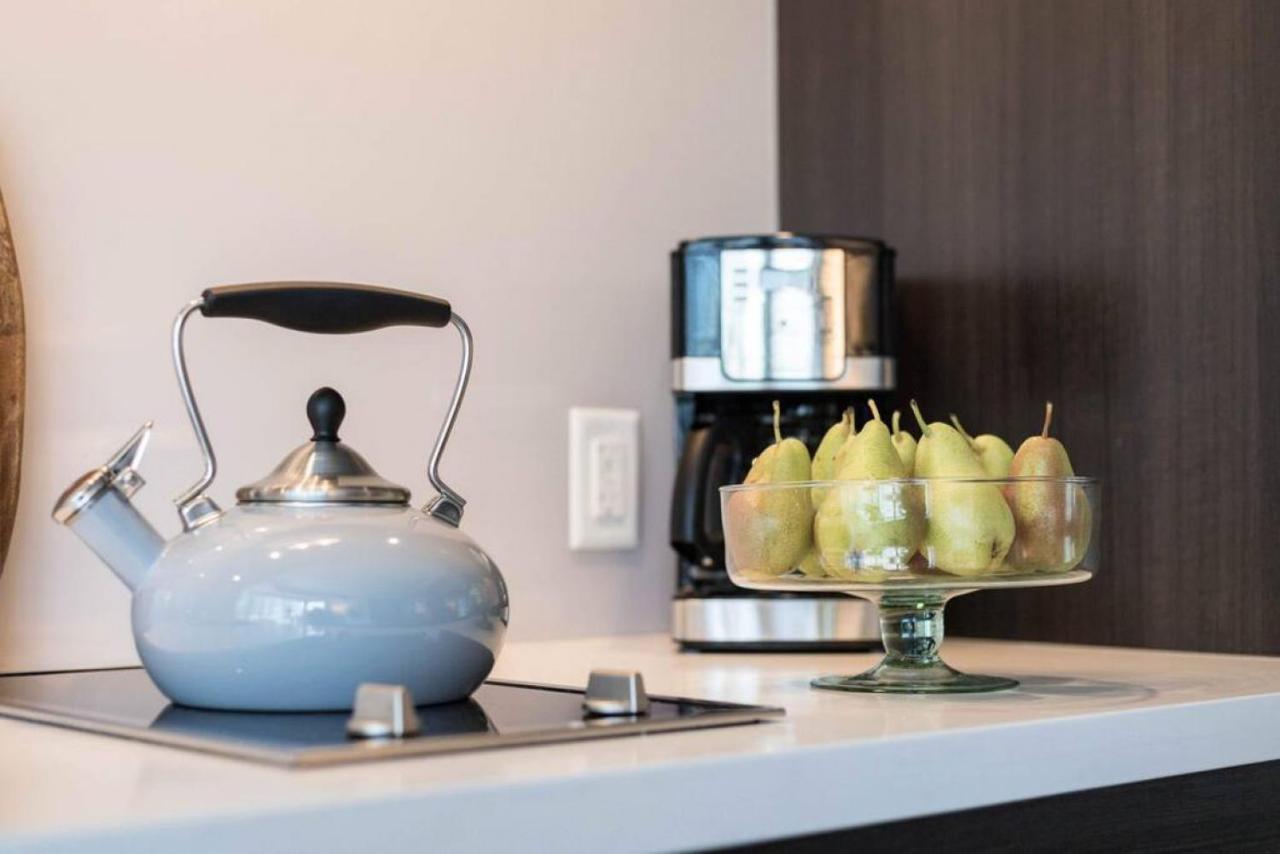 Modern Yorkville 1br 1ba Gym Upscale Area Holiday home Toronto