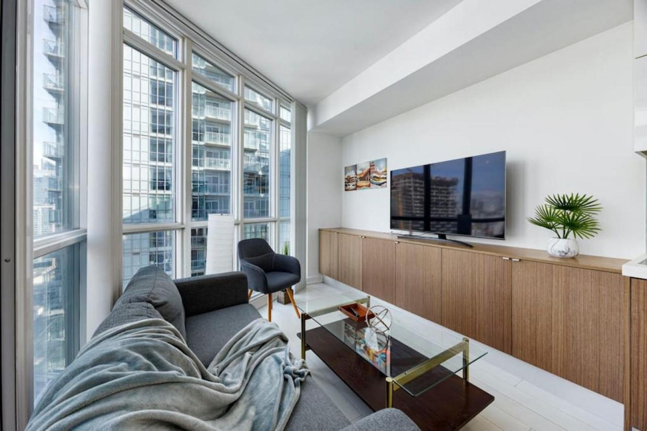 32nd Floor View W Balcony Wfh Set Up Parking Holiday home Toronto