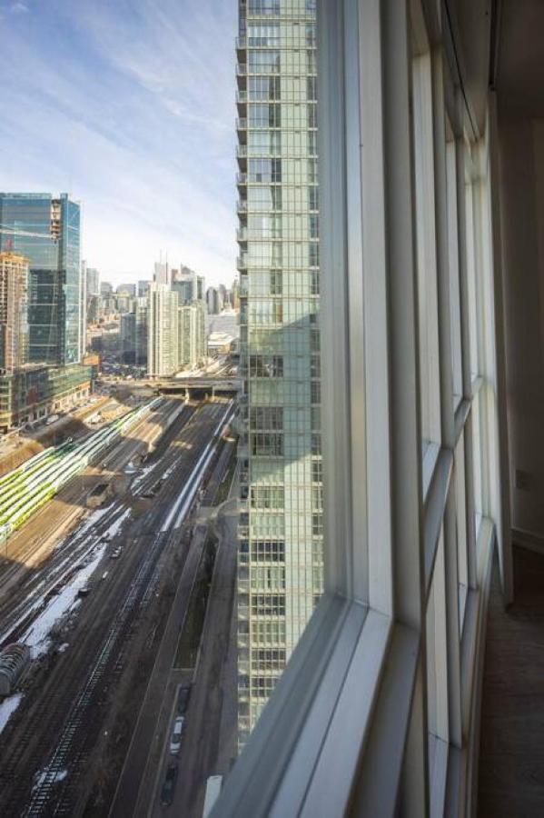 32nd Floor View W Balcony Wfh Set Up Parking Toronto
