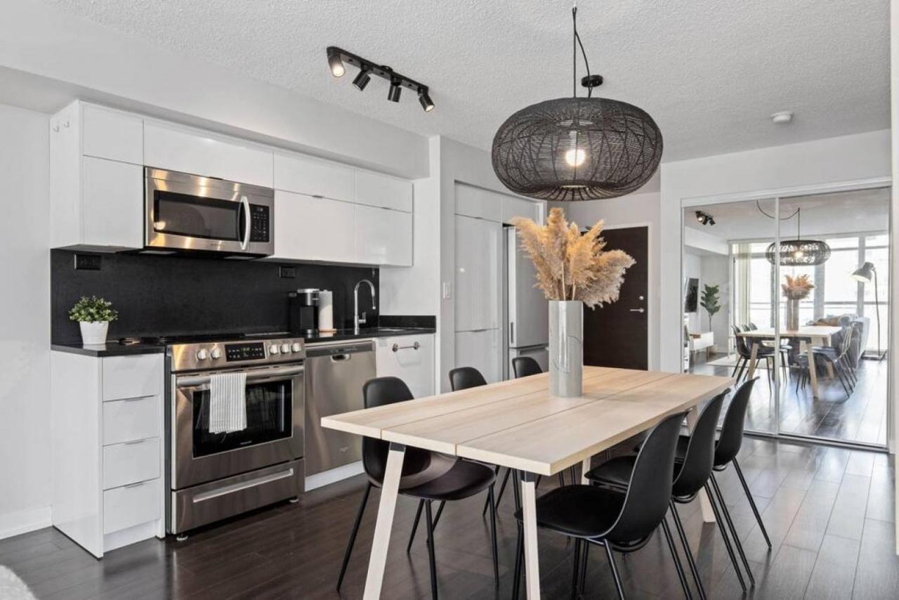 Work From With Parking Wifi And Cn Tower View Holiday home