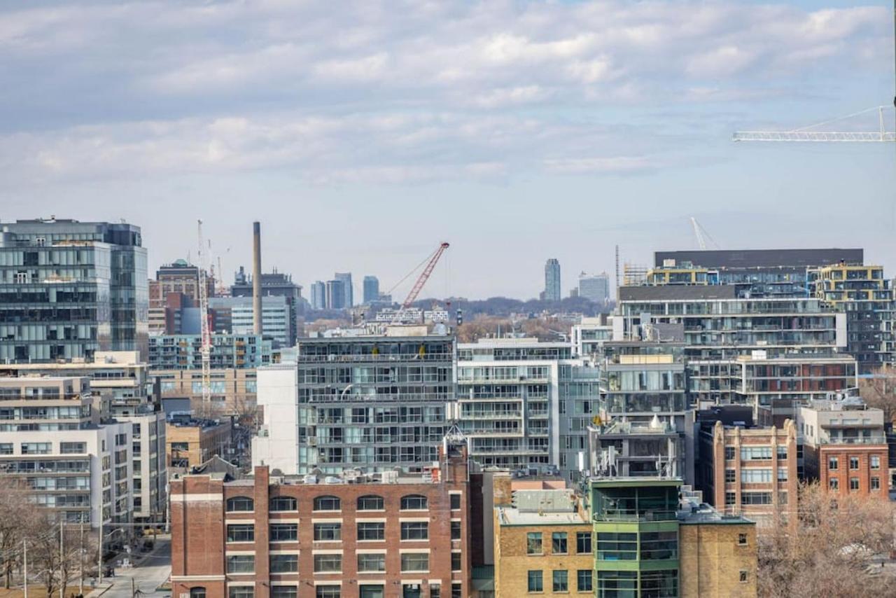 Work From With Parking Wifi And Cn Tower View Holiday home *