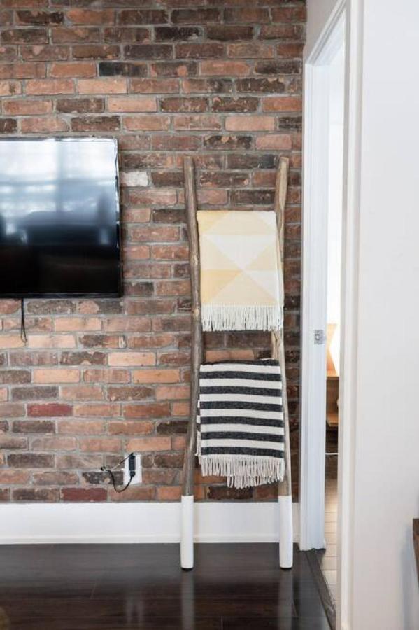 3br Rooftop Pool Gym Steps To Mtcc And Cn Tower With Parking * Toronto