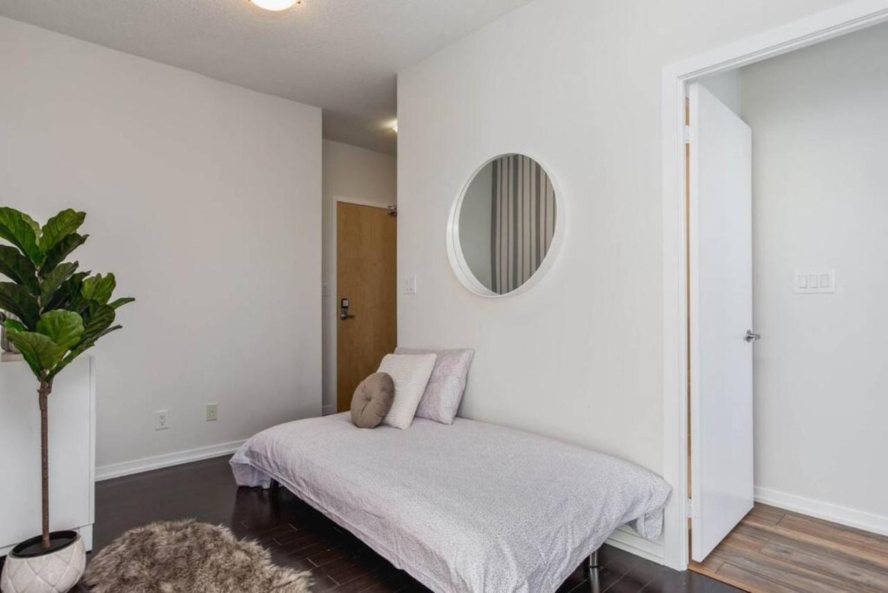 Skyline Waterfront 2br 2ba Wparking Near Mtcc * Toronto