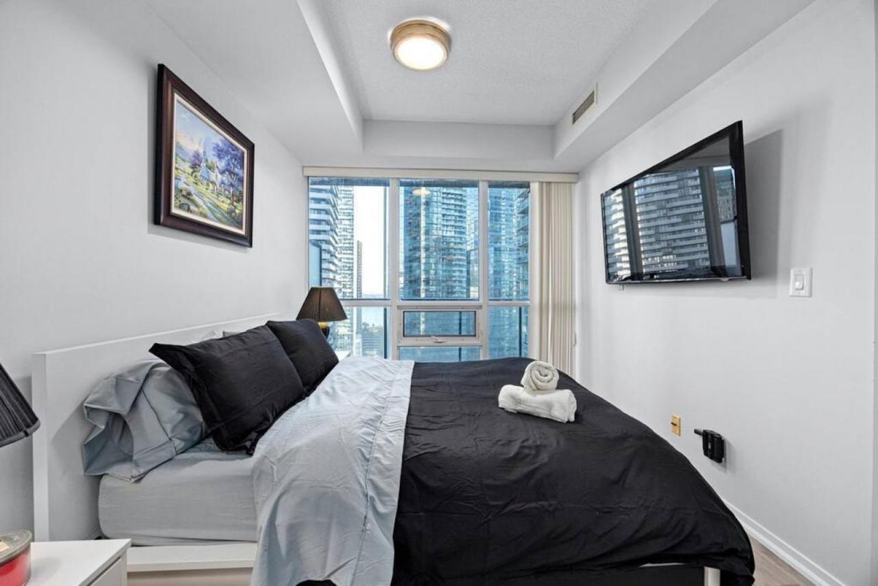 Classy 1br Den W Amazing Skyline View And Wfh Holiday home Toronto