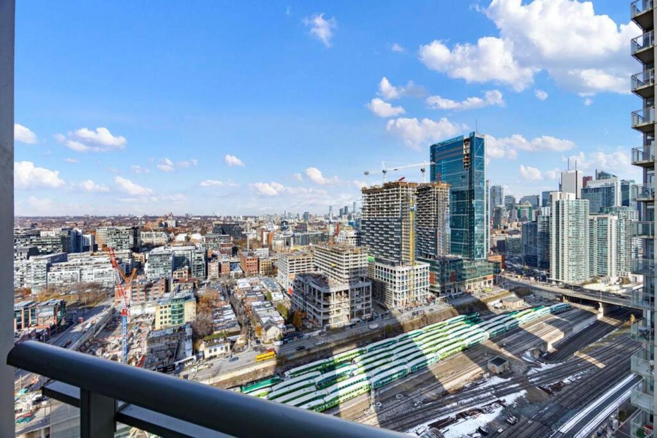 32nd Floor View W Balcony Wfh Set Up Parking Holiday home Toronto
